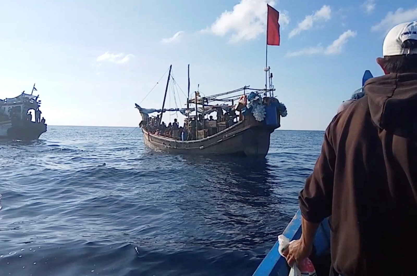 Terdampar di laut, Rohingya menunggu izin Indonesia untuk turun