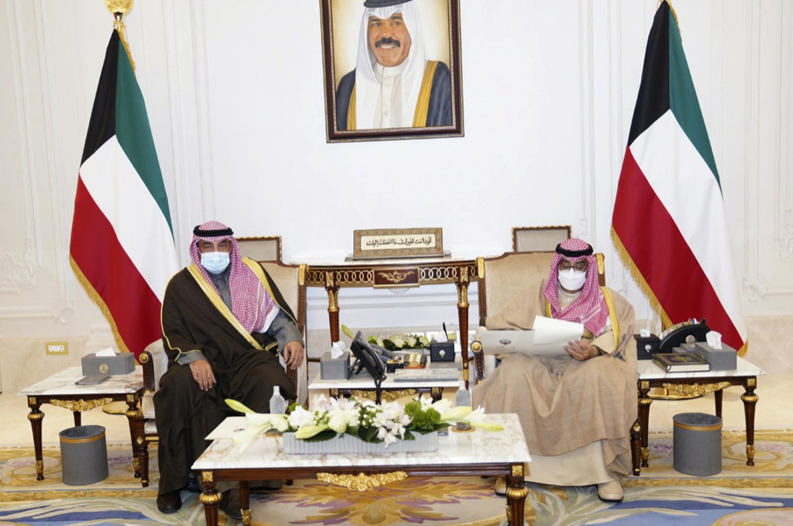 Kuwait&#039;s ruling emir, Sheikh Nawaf Al Ahmad Al Sabah, (R), receives Prime Minister Sheikh Sabah Al-Khaled Al Hamad Al Sabah in Kuwait, Dec. 28, 2021. (Kuwait News Agency via AP)