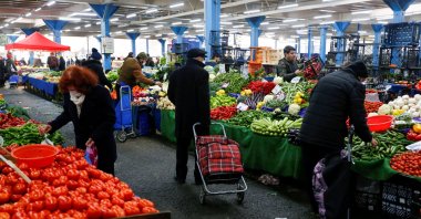 People shop at a street market in Istanbul, Turkey, Dec. 20, 2021. (Reuters Photo)