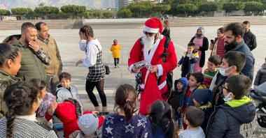 Ilker Özgüven, in a Santa costume, delivers gifts to children in Iskenderun, Hatay, southern Turkey, Dec. 29, 2021. (AA PHOTO)