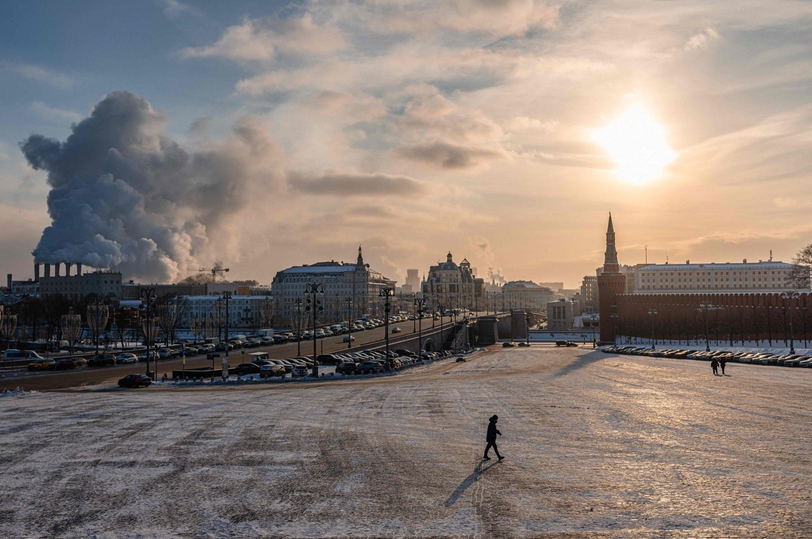 A man walks on Vasilyevsky Spusk (The Basil&#039;s Downhill) at the Kremlin on a frosty day, with the air temperature at around minus 21 degrees Celsius (minus 5.8 degrees Fahrenheit), in downtown Moscow, Russia, Dec. 22, 2021. (AFP Photo)