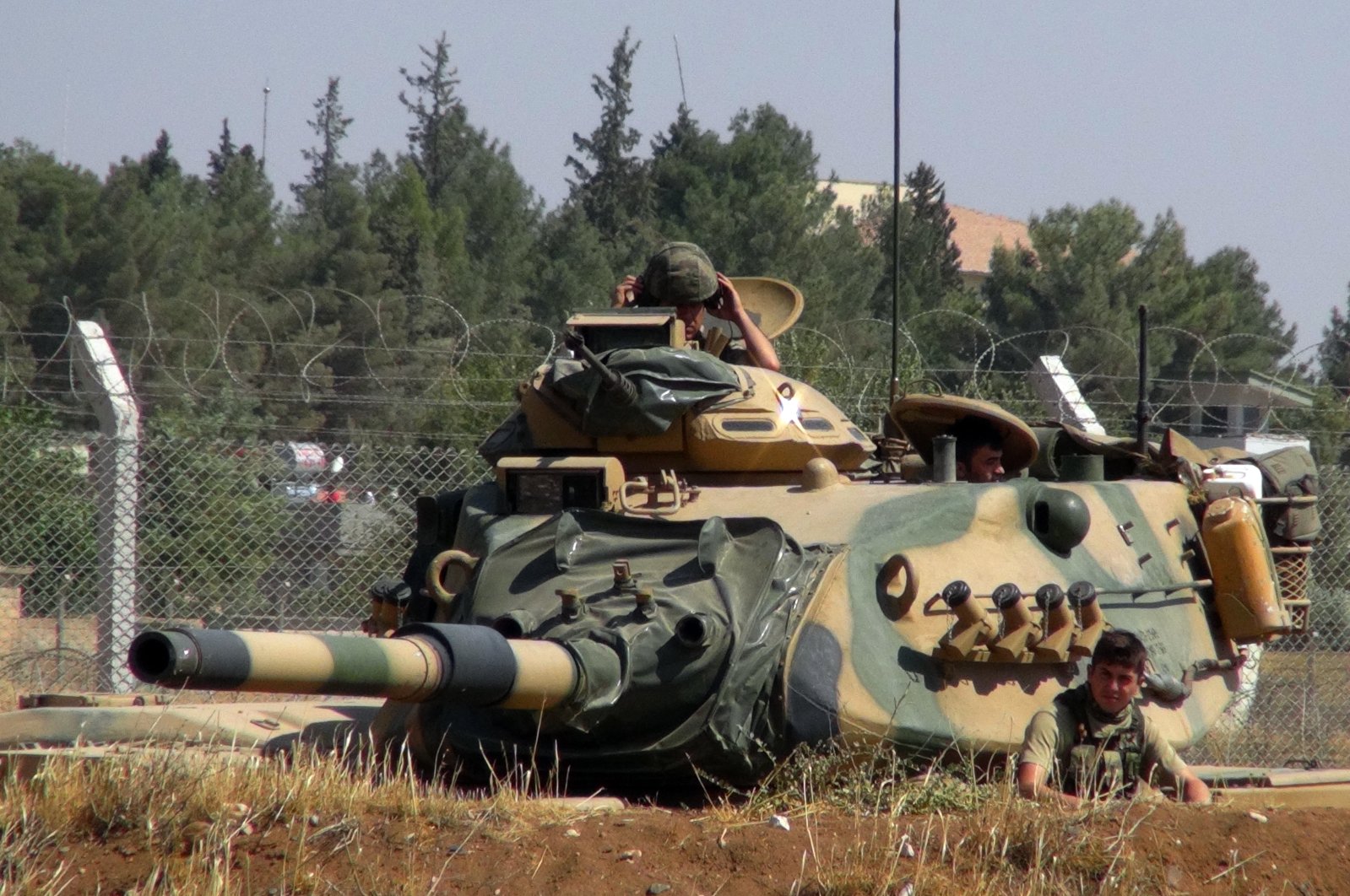 A Turkish army tank stationed near the Syrian border in Suruç, Turkey, Sept. 3, 2016. (AP File Photo)