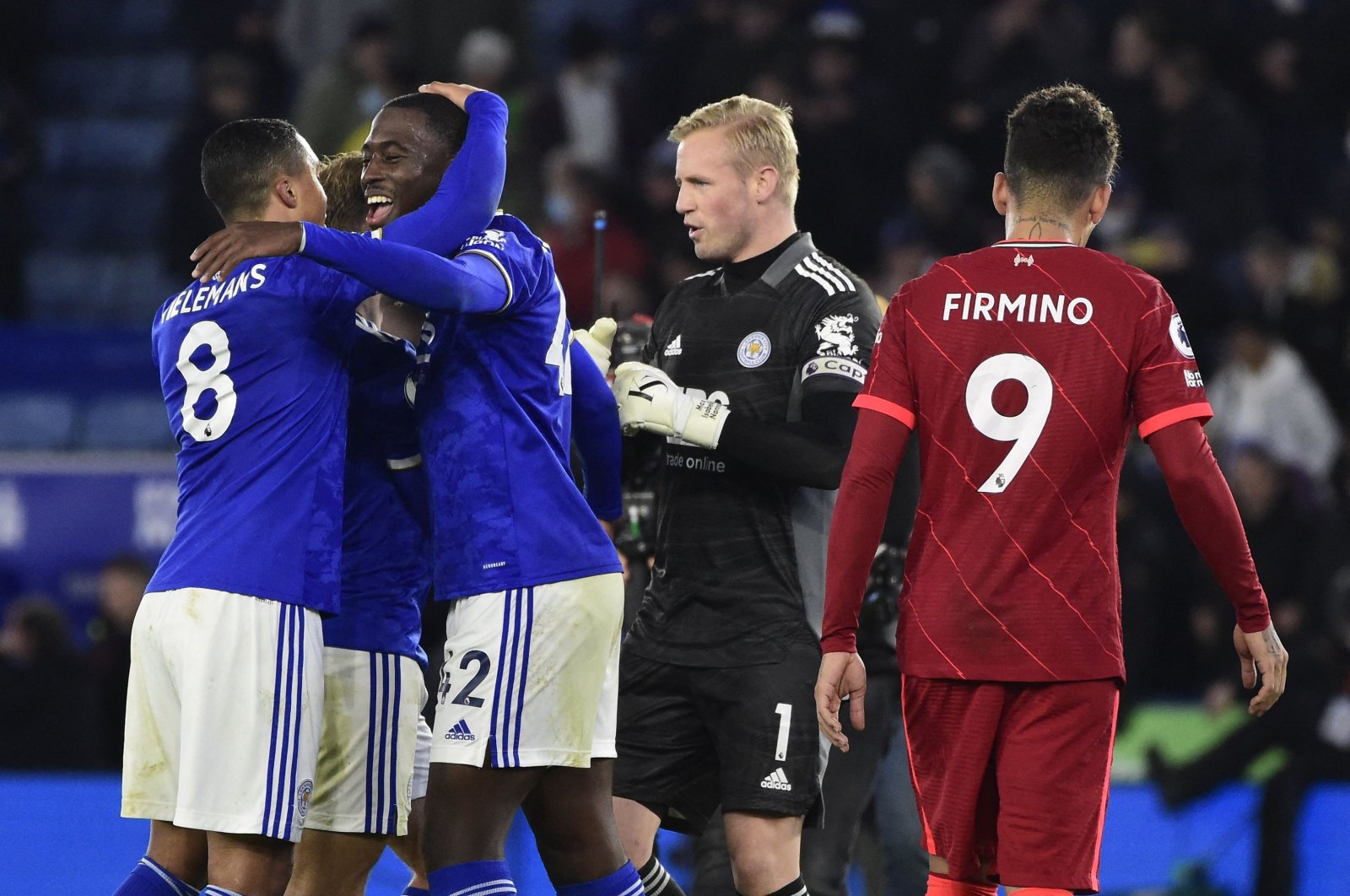 Leicester&#039;s Kasper Schmeichel (C) celebrates with teammates as Liverpool&#039;s Roberto Firmino (R) looks dejected, Leicester, England, Dec. 28, 2021. (Reuters Photo)