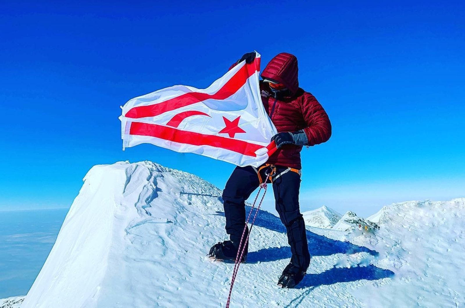 Siprus Turki mendaki puncak tertinggi Antartika, mengibarkan bendera TRNC