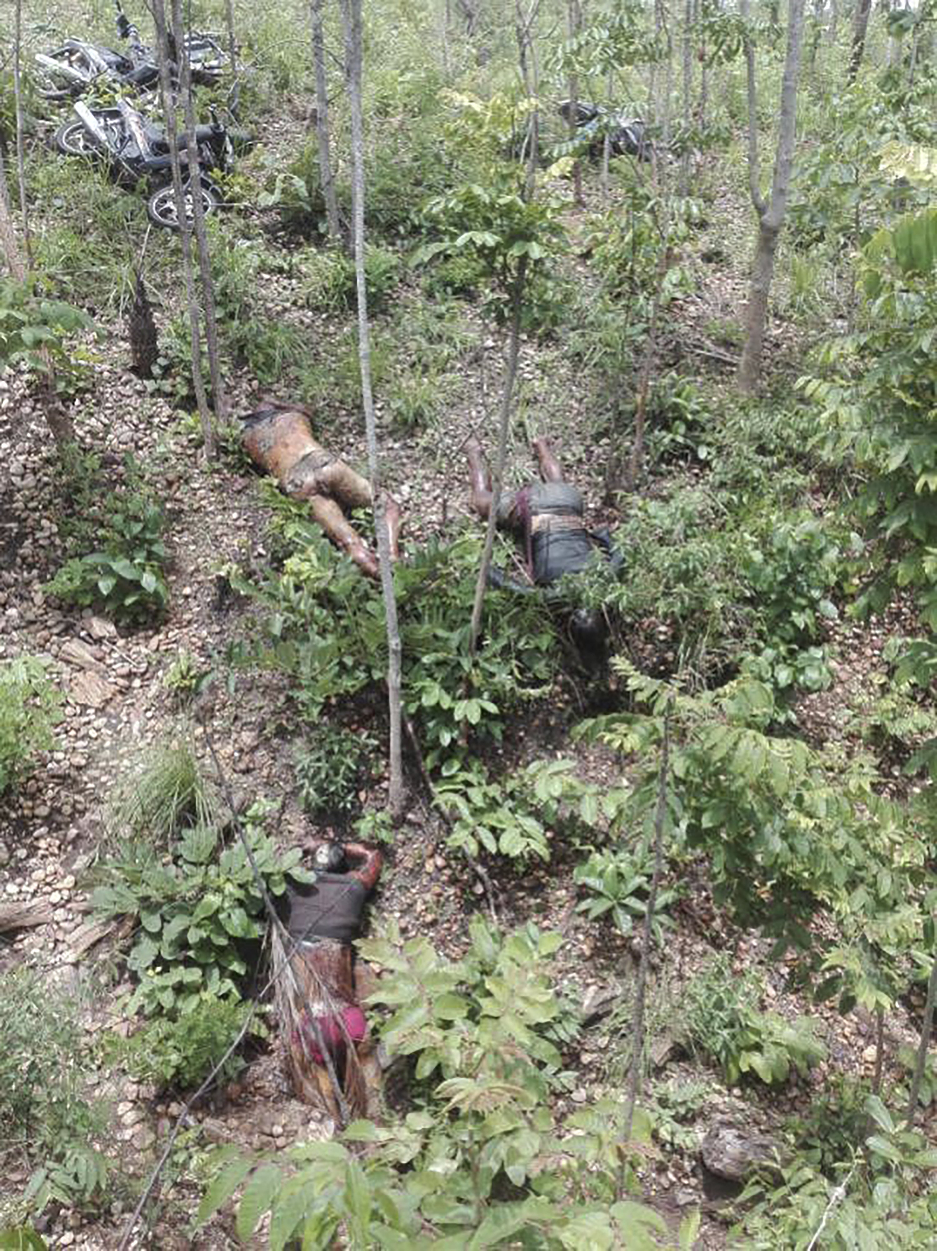 Dalam gambar tidak bertanggal yang disediakan oleh Saksi Myanmar ini, yang tidak diverifikasi tetapi cocok dengan pelaporan AP dan kesaksian saksi mata, mayat-mayat tergeletak berserakan di hutan di luar desa Yin di kotapraja Kani di wilayah Sagaing barat laut Myanmar menyusul laporan pembantaian 16 orang pada 9 Juli , 2021. (Foto AP)