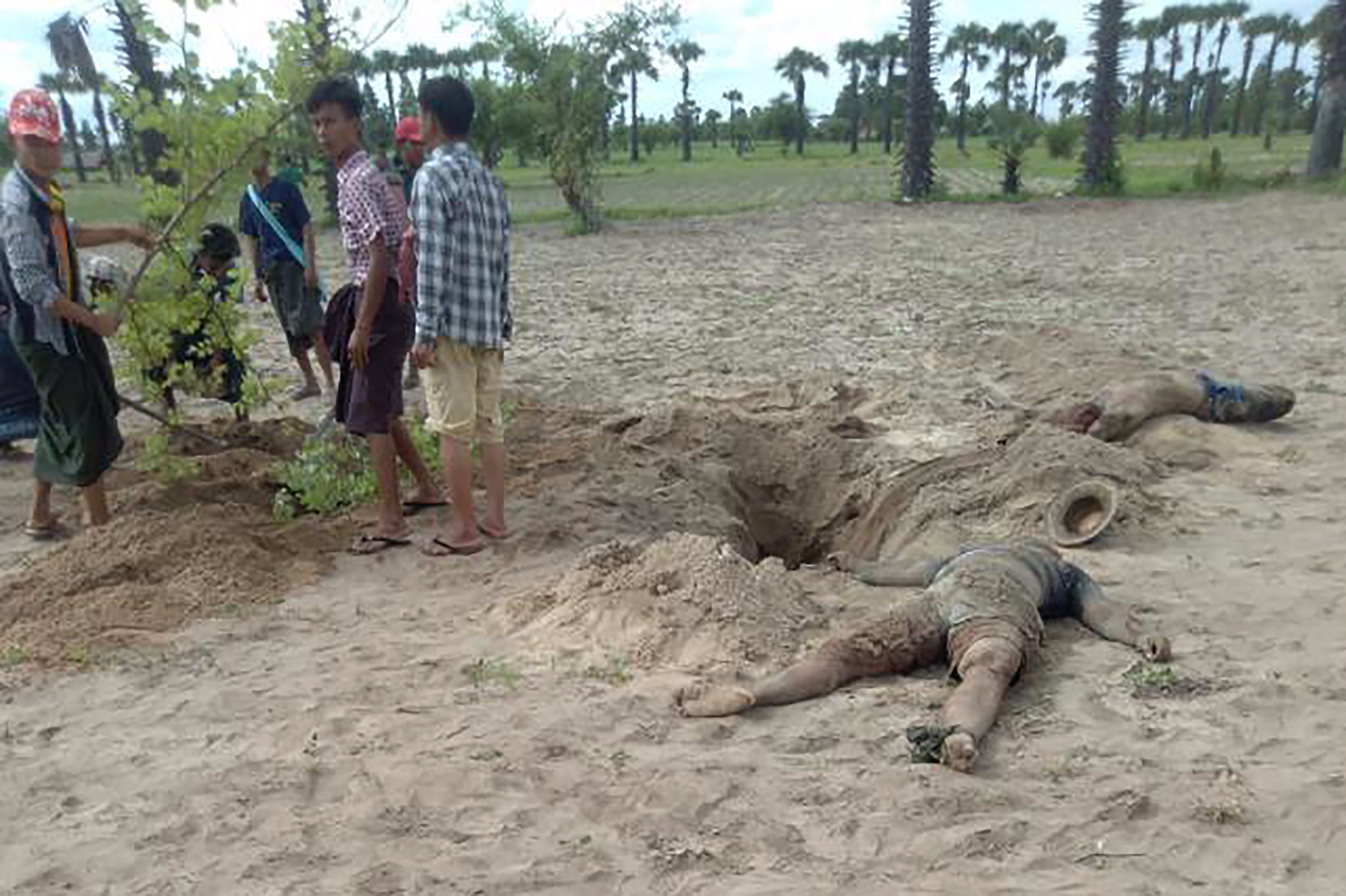 Dalam gambar tidak bertanggal yang disediakan oleh Saksi Myanmar, yang tidak diverifikasi tetapi cocok dengan pelaporan AP dan kesaksian saksi mata, penduduk desa menemukan dua mayat di luar desa Zee Pin Twin di kotapraja Kani di wilayah Sagaing barat laut Myanmar menyusul laporan pembantaian 12 orang pada 26 Juli , 2021. (Foto AP)