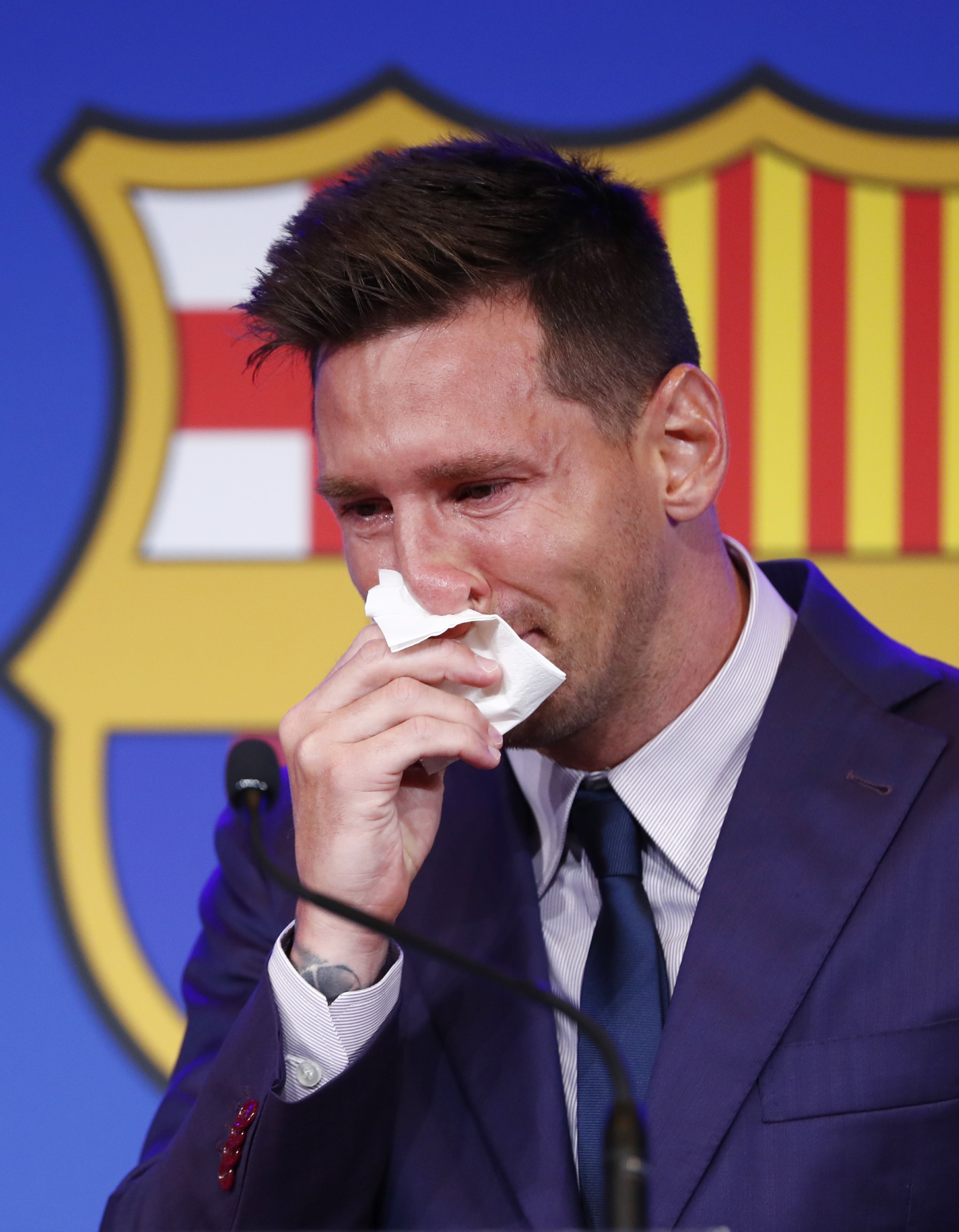Lionel Messi menangis pada konferensi pers terakhirnya di Camp Nou di Barcelona, ​​Spanyol, 8 Agustus 2021. (AP Photo)
