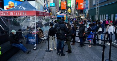 People line up at a COVID-19 testing site in Times Square in the Manhattan borough of New York City, New York, U.S., Dec. 17, 2021. (Reuters Photo)