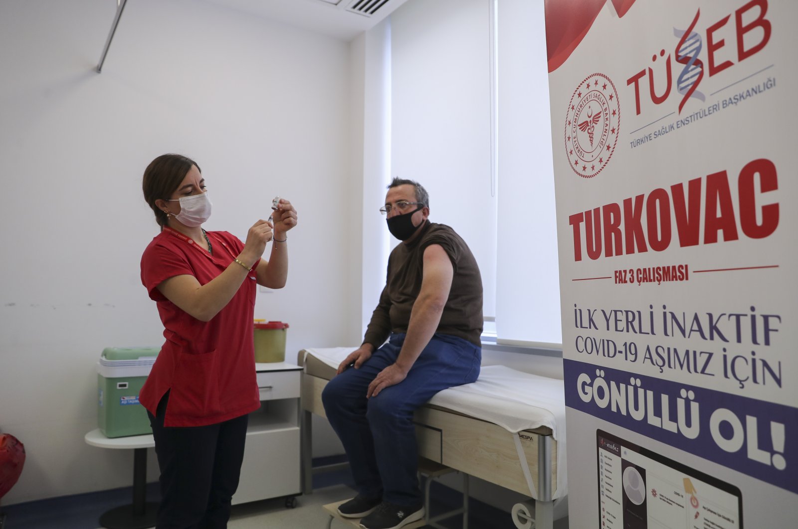 A nurse prepares to vaccinate a man with Turkovac at Ankara City Hospital, in the capital Ankara, Turkey, Dec. 30, 2021. (AA Photo)