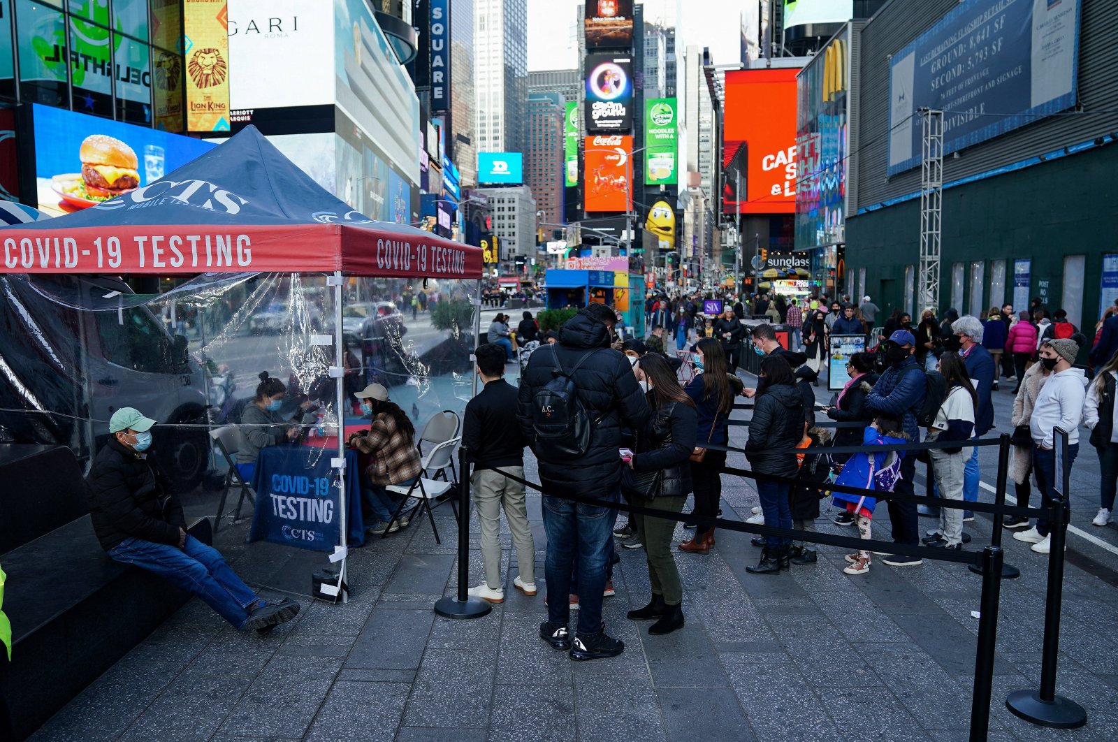 People line up at a COVID-19 testing site in Times Square in the Manhattan borough of New York City, New York, U.S., Dec. 17, 2021. (Reuters Photo)
