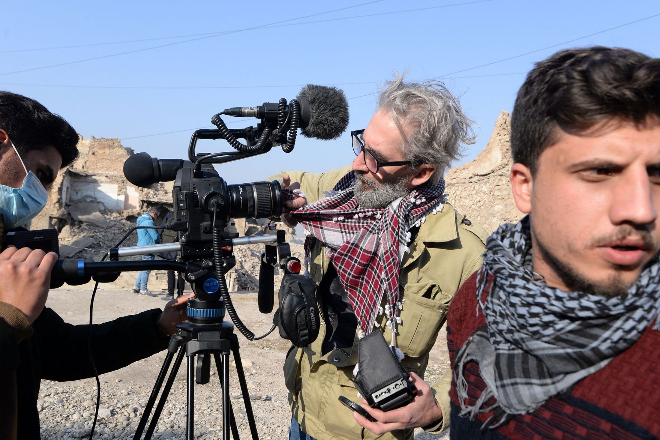 Siswa sekolah film bersiap untuk syuting adegan di kota utara Mosul yang dilanda perang, Irak, 15 Desember 2021. (AFP Photo)