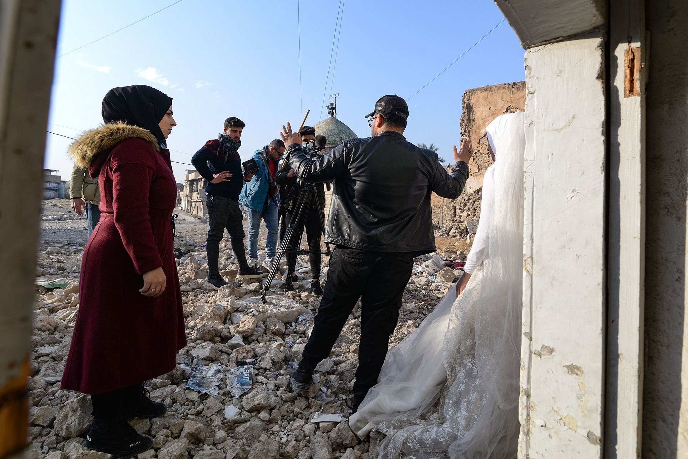 Siswa sekolah film bersiap untuk syuting adegan di kota utara Mosul yang dilanda perang, Irak, 15 Desember 2021. (AFP Photo)