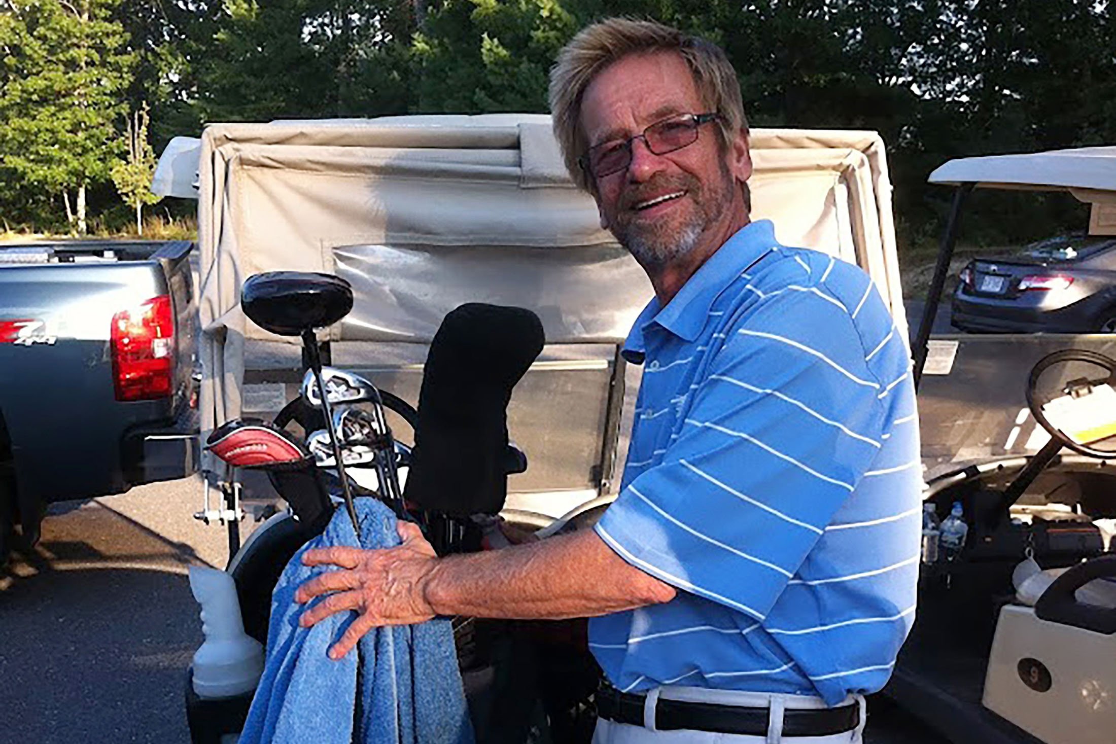 Tom Randele, yang nama aslinya menurut pihak berwenang adalah Ted Conrad, merawat stik golf, di Ayer, Massachusetts, AS, Sept., 2012. (Bob Van Wert via AP)