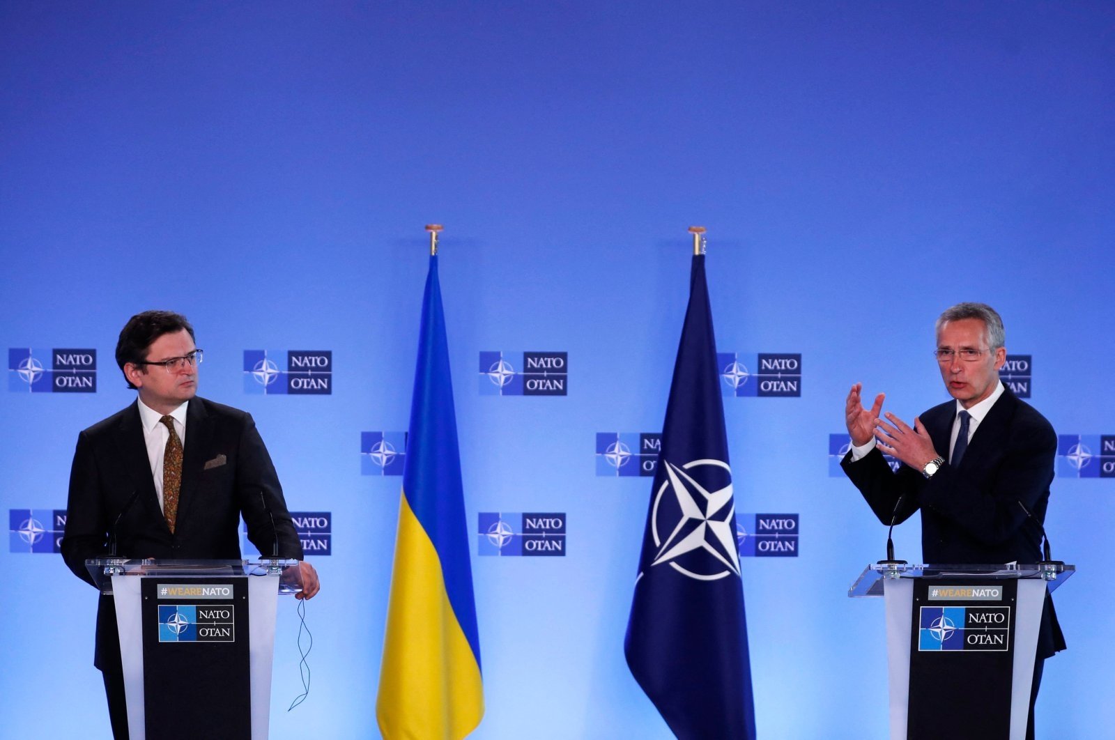 Sekretaris Jenderal NATO Jens Stoltenberg (kanan) dan Menteri Luar Negeri Ukraina Dmytro Kuleba saat konferensi pers di Brussels, Belgia, 13 April 2021. (AFP Photo)