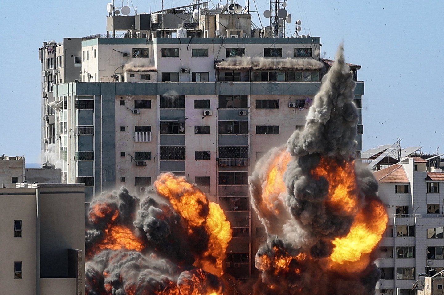 Bola api meletus dari Menara Jala saat dihancurkan dalam serangan udara Israel di Kota Gaza, Palestina, 15 Mei 2021. (AFP Photo)