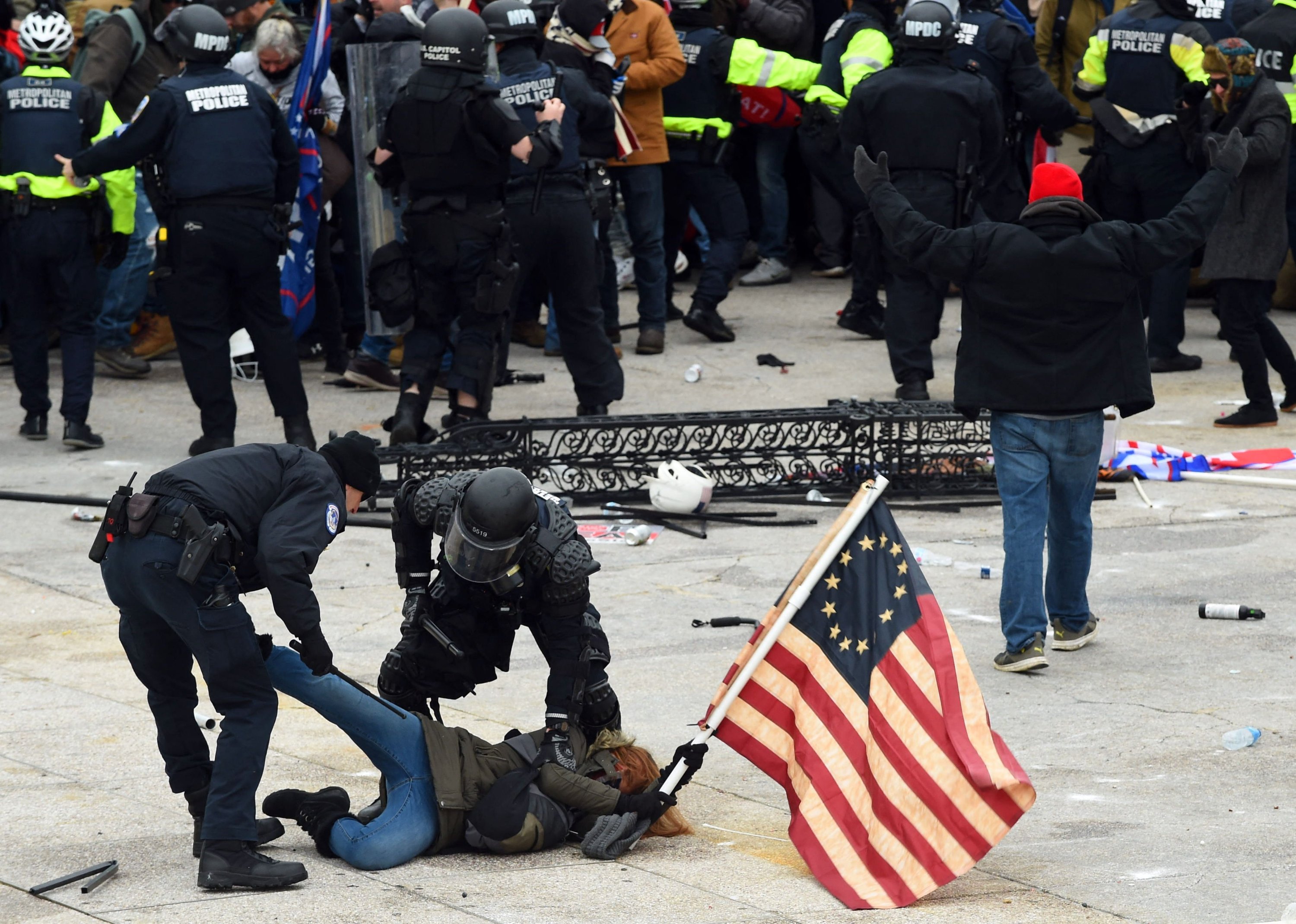 Polisi menahan seseorang sebagai pendukung protes Presiden AS Donald Trump di luar US Capitol, Washington, DC, 6 Januari 2021. (AFP Photo)