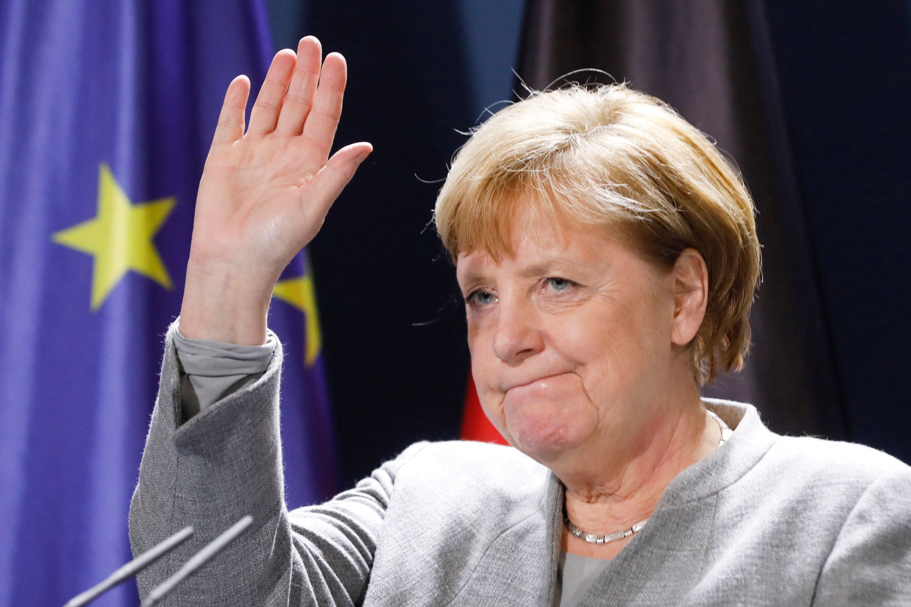 Kanselir Jerman Angela Merkel melambai setelah konferensi pers virtual di Kanselir di Berlin, Jerman, 10 November 2020. (AFP Photo)