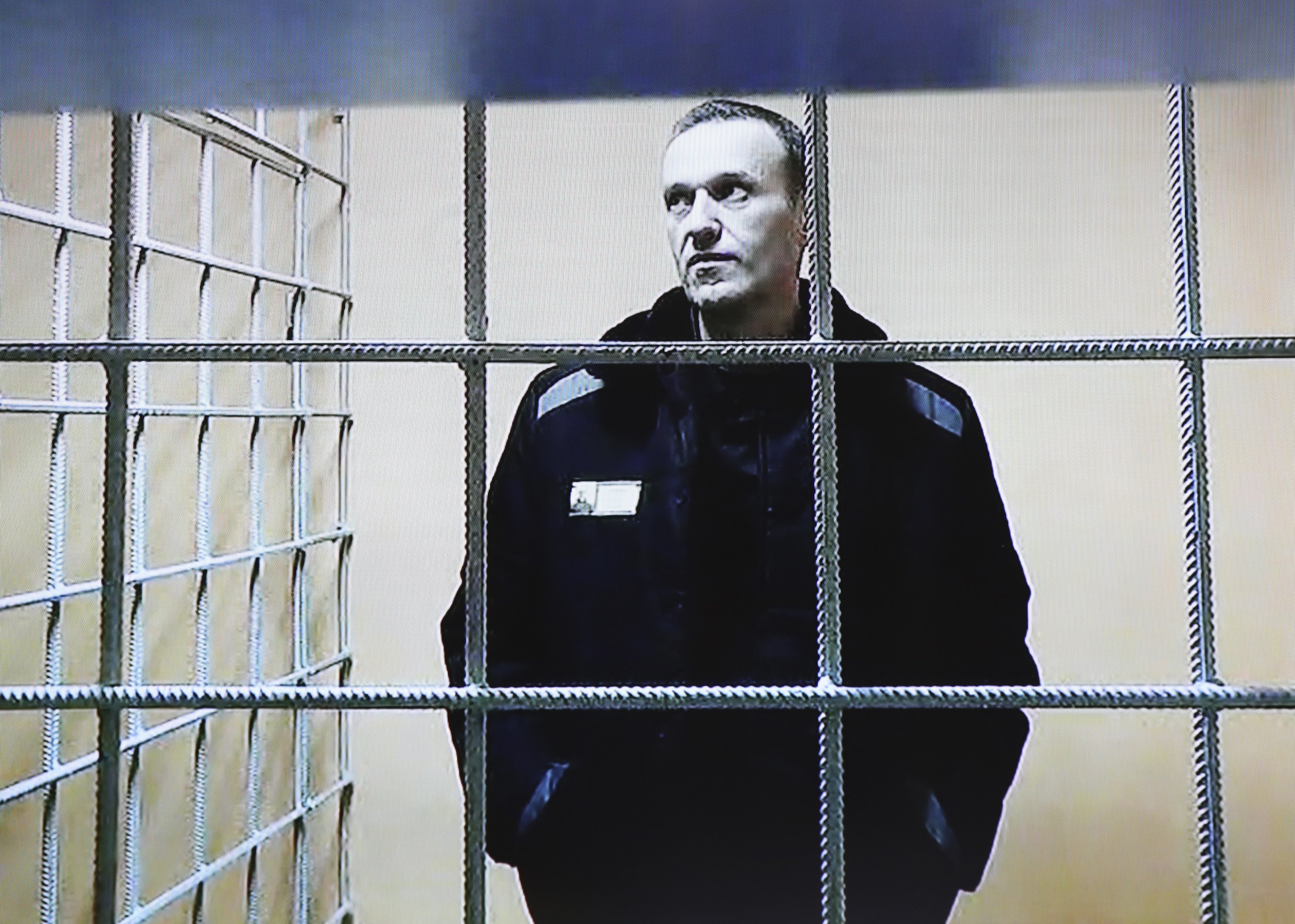 Pemimpin oposisi Rusia Alexei Navalny terlihat dalam video dari penjara di Petushki, wilayah Vladimir, Rusia, 28 Desember 2021. (AP Photo)