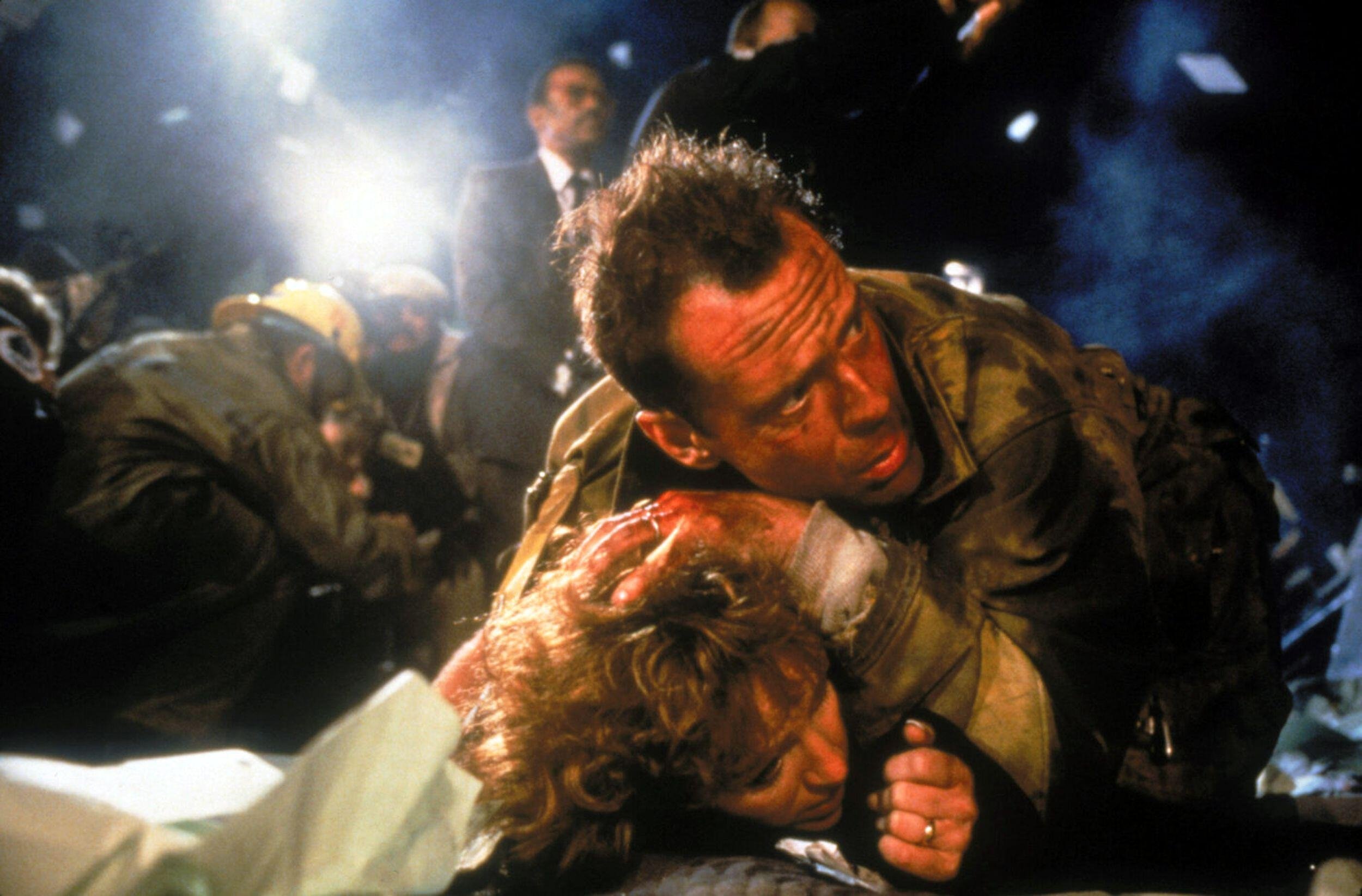 Bonnie Bedelia ditahan oleh Bruce Willis dalam sebuah adegan dari film 'Die Hard', 1988. (Getty Images)