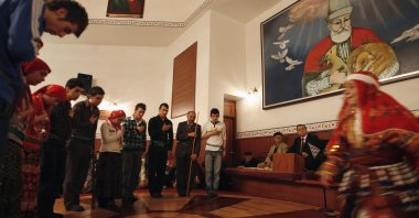 Alevis attend a prayer in a cemevi in Istanbul, Turkey, April 3, 2008. (Reuters File Photo)