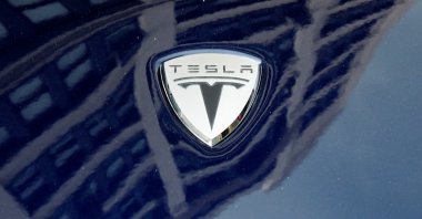 A logo of Tesla Motors on an electric car model is seen outside a showroom in New York, U.S., June 28, 2010. (Reuters Photo)