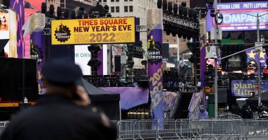 An officer from the New York City Police Department (NYPD) stands guard at Times Square ahead of New Year's Eve celebrations, New York City, U.S., Dec. 31, 2021. (Reuters Photo)
