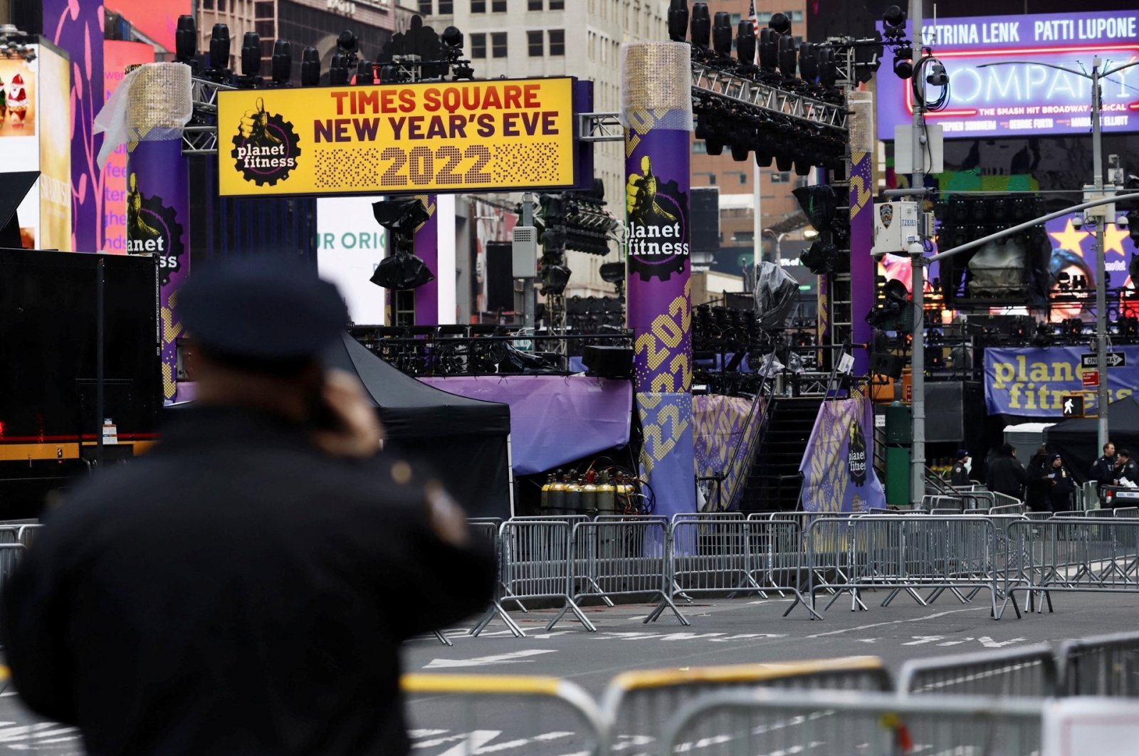 An officer from the New York City Police Department (NYPD) stands guard at Times Square ahead of New Year&#039;s Eve celebrations, New York City, U.S., Dec. 31, 2021. (Reuters Photo)