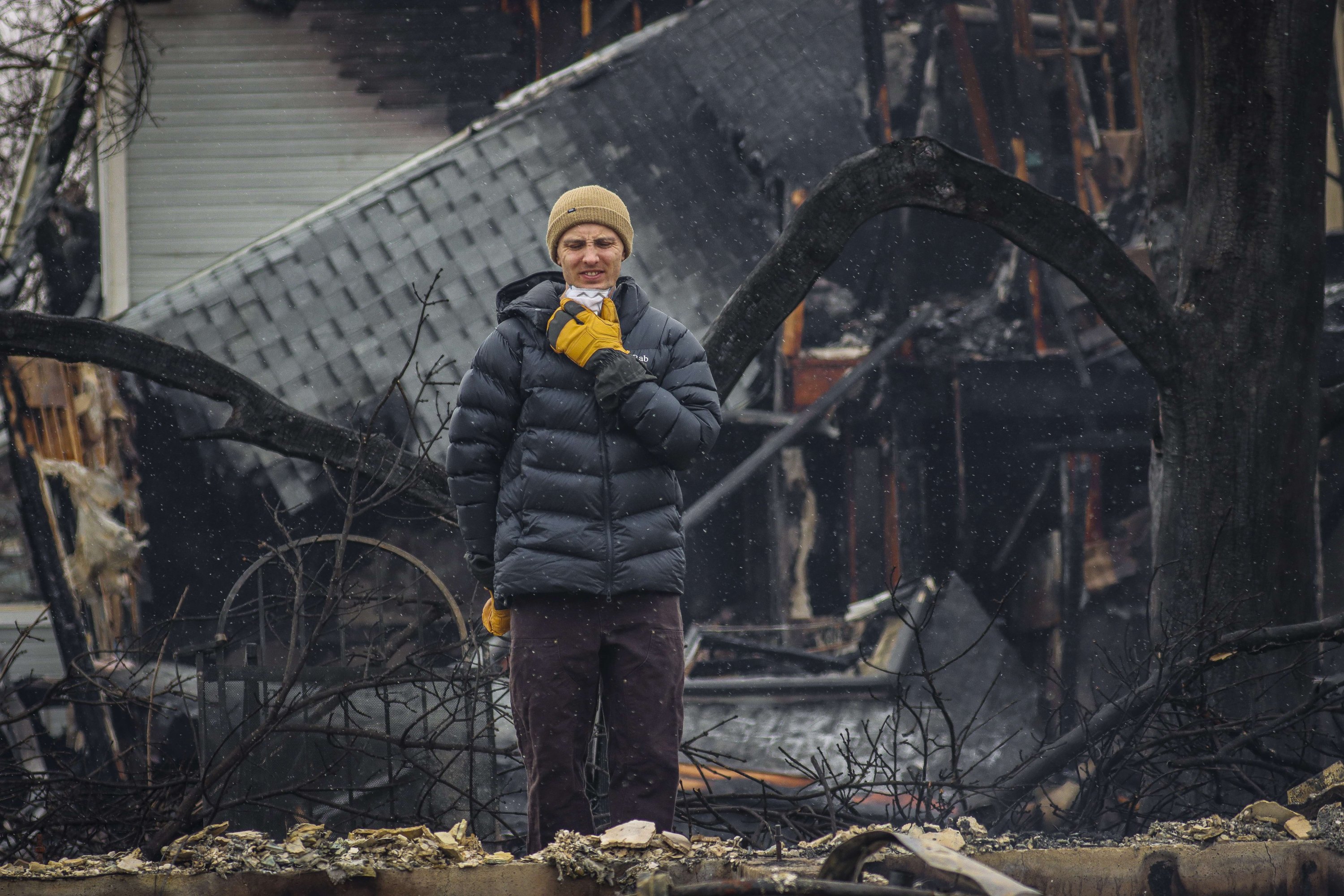 Talis Ozols takes in what remains of his apartment at the Wildflower Condos in the aftermath of the Marshall Fire, Colorado, U.S., on Dec. 31, 2021. (Getty Images/AFP Photo)