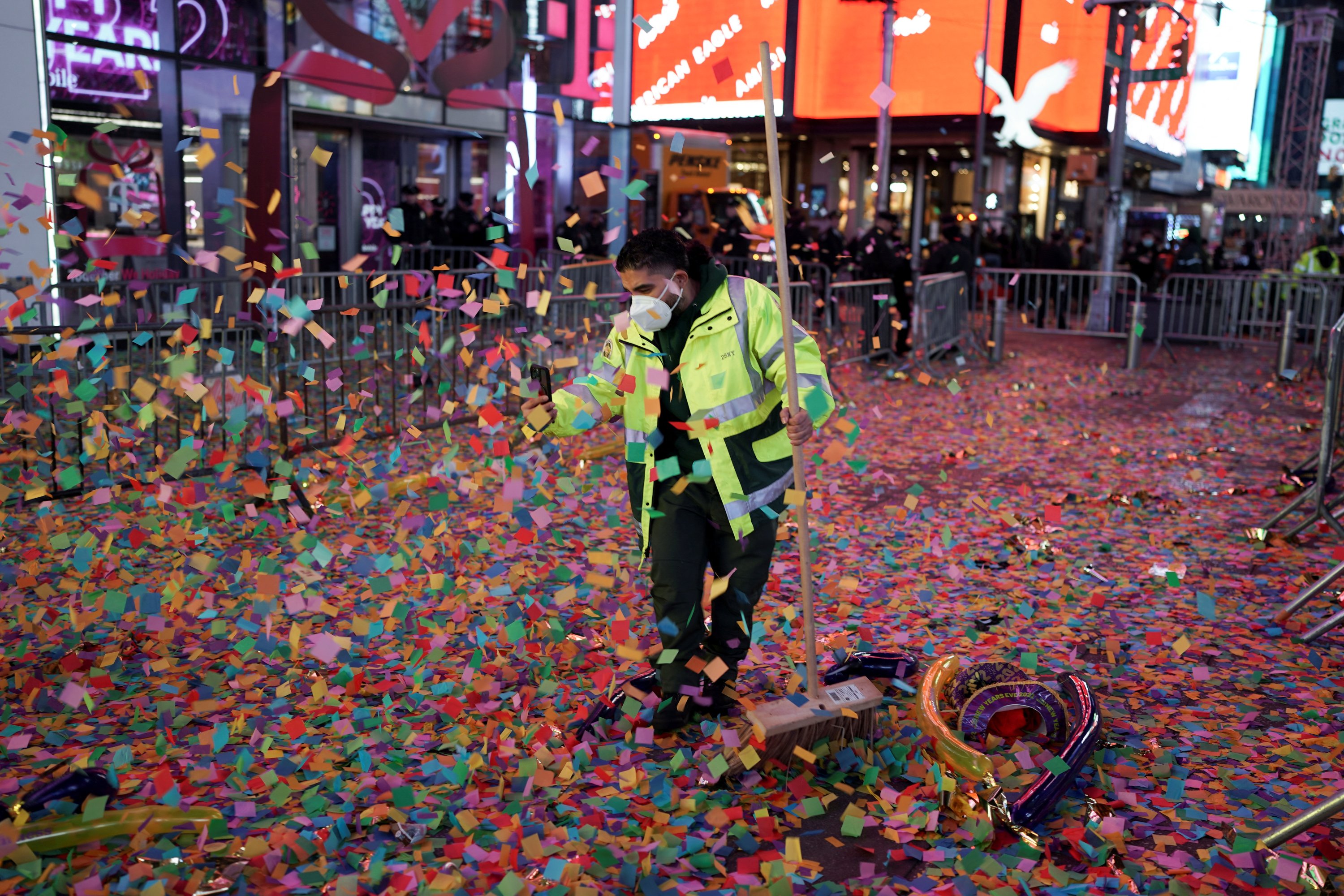 Seseorang membersihkan confetti setelah perayaan Tahun Baru di Times Square, saat varian virus corona Omicron terus menyebar, di wilayah Manhattan, New York City, AS, 1 Januari 2022. (Foto Reuters) 