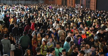 Revellers queue to enter Depot Mayfield, a 10,000 capacity club, on New Year&#039;s Eve, in Manchester, north-west England, Dec. 31, 2021. (AFP Photo)
