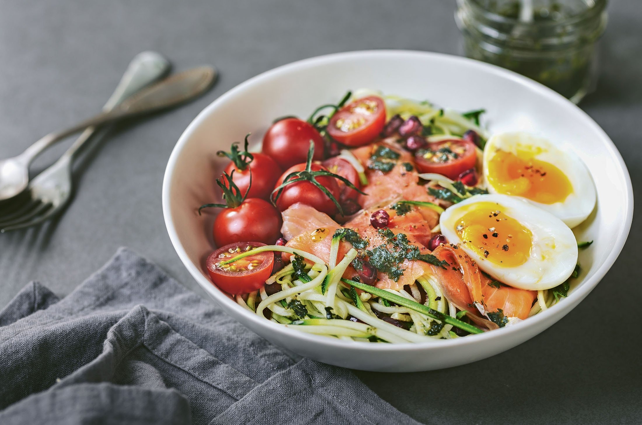 Zucchini zoodles dengan salmon mungkin tampak lebih rumit daripada spageti lurus, tetapi persiapannya sama cepatnya.  (Foto Shutterstock)