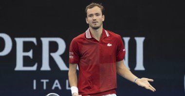 Russia&#039;s Daniil Medvedev gestures during an ATP Cup match against France&#039;s Ugo Humbert, Sydney, Australia, Jan. 2, 2022. (AP Photo)