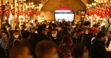 Pedestrians, some wearing protective face masks, walk in the Spice Bazaar, in Istanbul, Turkey, Dec. 31, 2021. (AP PHOTO)