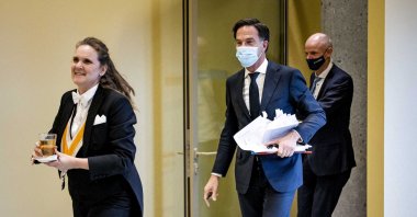  Outgoing Prime Minister Mark Rutte and Stef Blok, outgoing Minister of Economic Affairs and Climate, during a suspension of a debate in the House of Representatives about the developments surrounding the coronavirus and the lockdown, in The Hague, The Netherlands, Dec. 21, 2021.  (EPA File Photo)