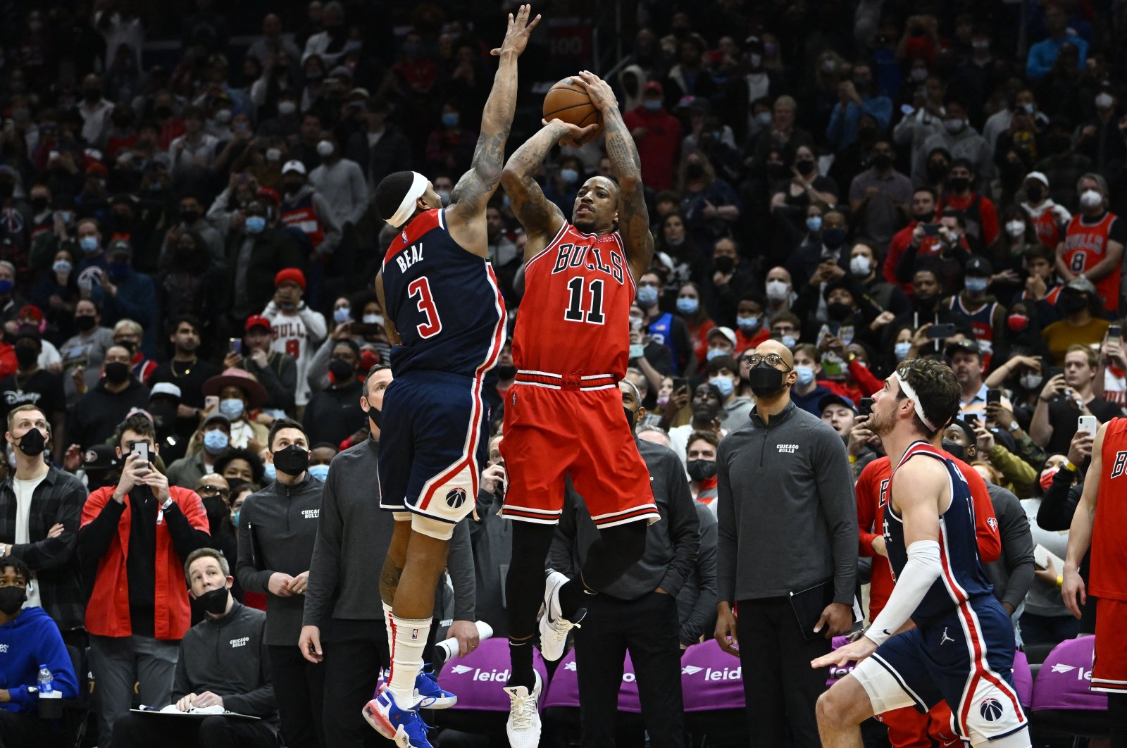 Chicago Bulls forward DeMar DeRozan (R) hits a game-winning 3-pointer over Washington Wizards guard Bradley Beal (L) during an NBA game, Washington D.C., U.S., Jan 1, 2022. (Reuters Photo)