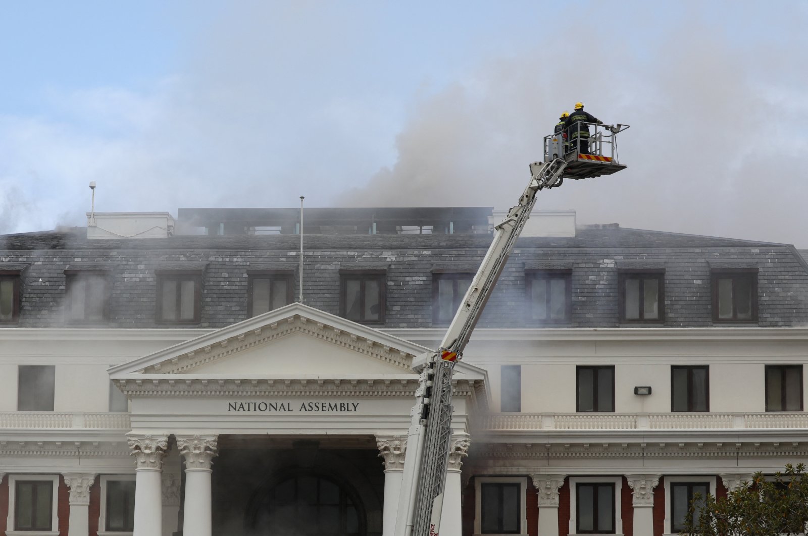 Kursi Cape Town di Parlemen Afrika Selatan hancur total oleh api