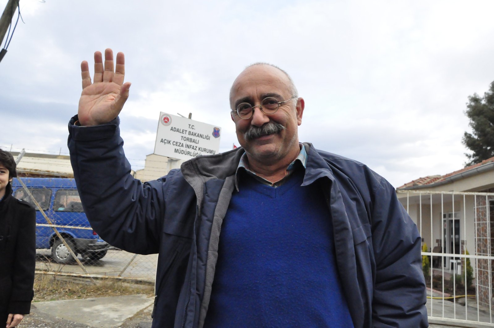 Sevan Nişanyan waves outside the prison before he starts serving his term, in Izmir, western Turkey, Jan. 3, 2014. (DHA PHOTO)