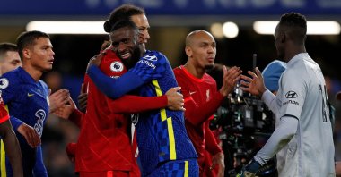 Chelsea's Antonio Rudiger (C) hugs Liverpool's Virgil van Dijk (2nd L) after a Premier League match at Stamford Bridge, London, England, Jan. 2, 2022. (AFP Photo)