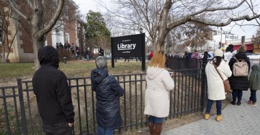 Hundreds of people wait in line as the District of Columbia hands out free COVID-19 at-home antigen rapid tests at a library in Washington, DC, U.S., Dec. 29, 2021. (EPA Photo)