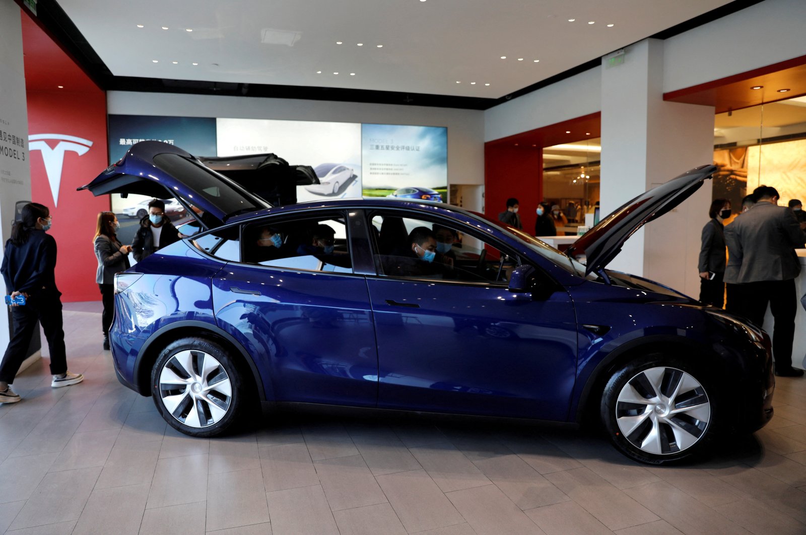 Visitors check a Tesla Model Y sport utility vehicle (SUV) at the company&#039;s showroom in Beijing, China, Jan. 5, 2021. (Reuters Photo)