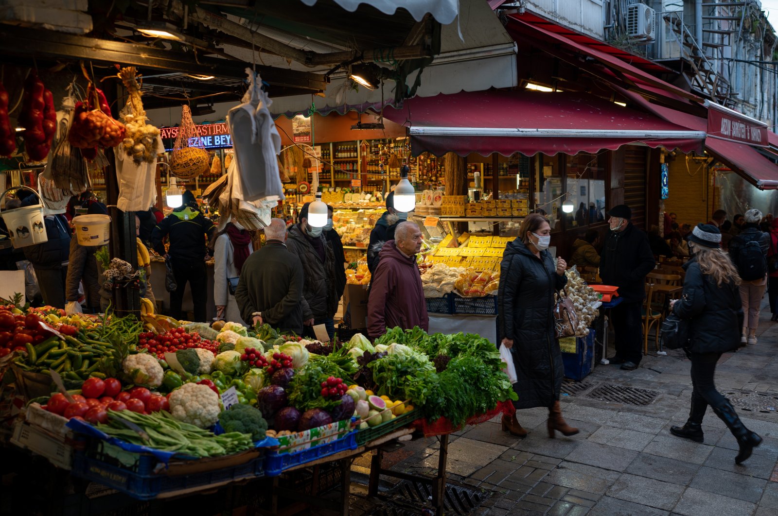 People shop at the local market in Istanbul, Turkey, Dec. 13, 2021. (Reuters Photo)