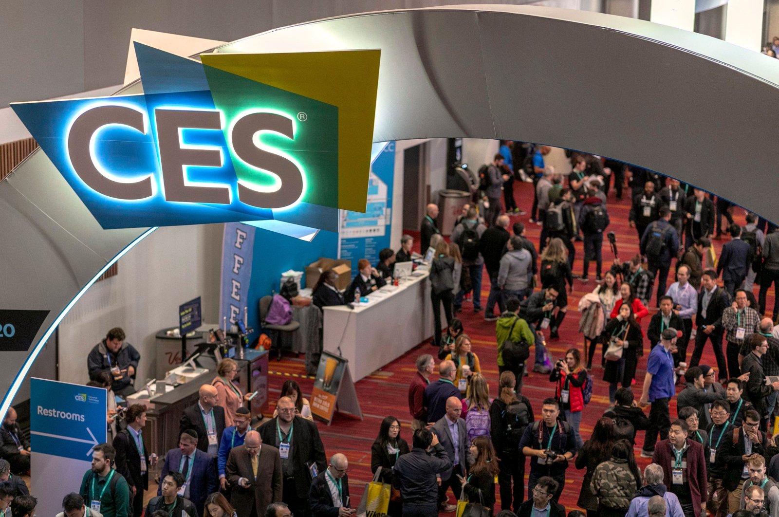 People attend the opening day of the 2020 Consumer Electronics Show (CES) in Las Vegas, Nevada, U.S., Jan. 7, 2020. (AFP Photo)