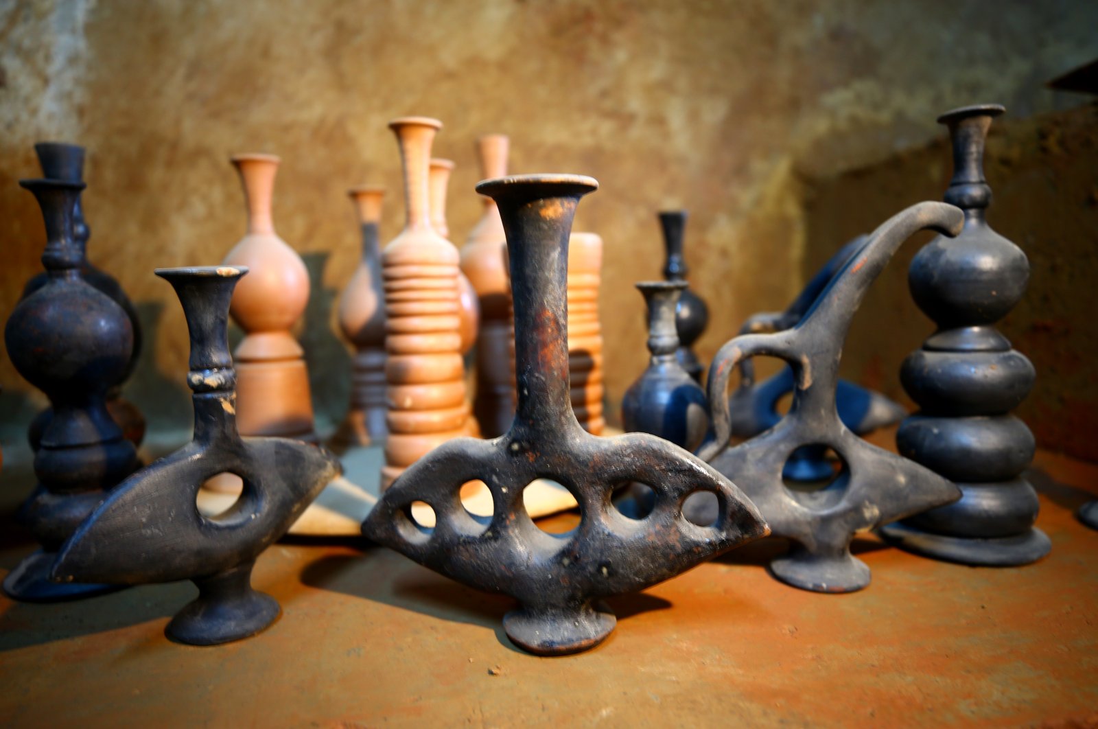 Ahli tembikar menghidupkan kembali artefak dari abad yang lalu di Avanos . Turki