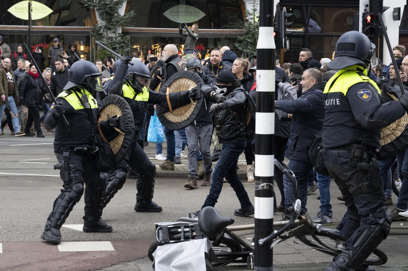 Police clash with demonstrators as thousands of people defied a ban Sunday to gather and protest the Dutch government&#039;s COVID-19 lockdown measures, Amsterdam, Netherlands, Jan. 2, 2022. (AP Photo)