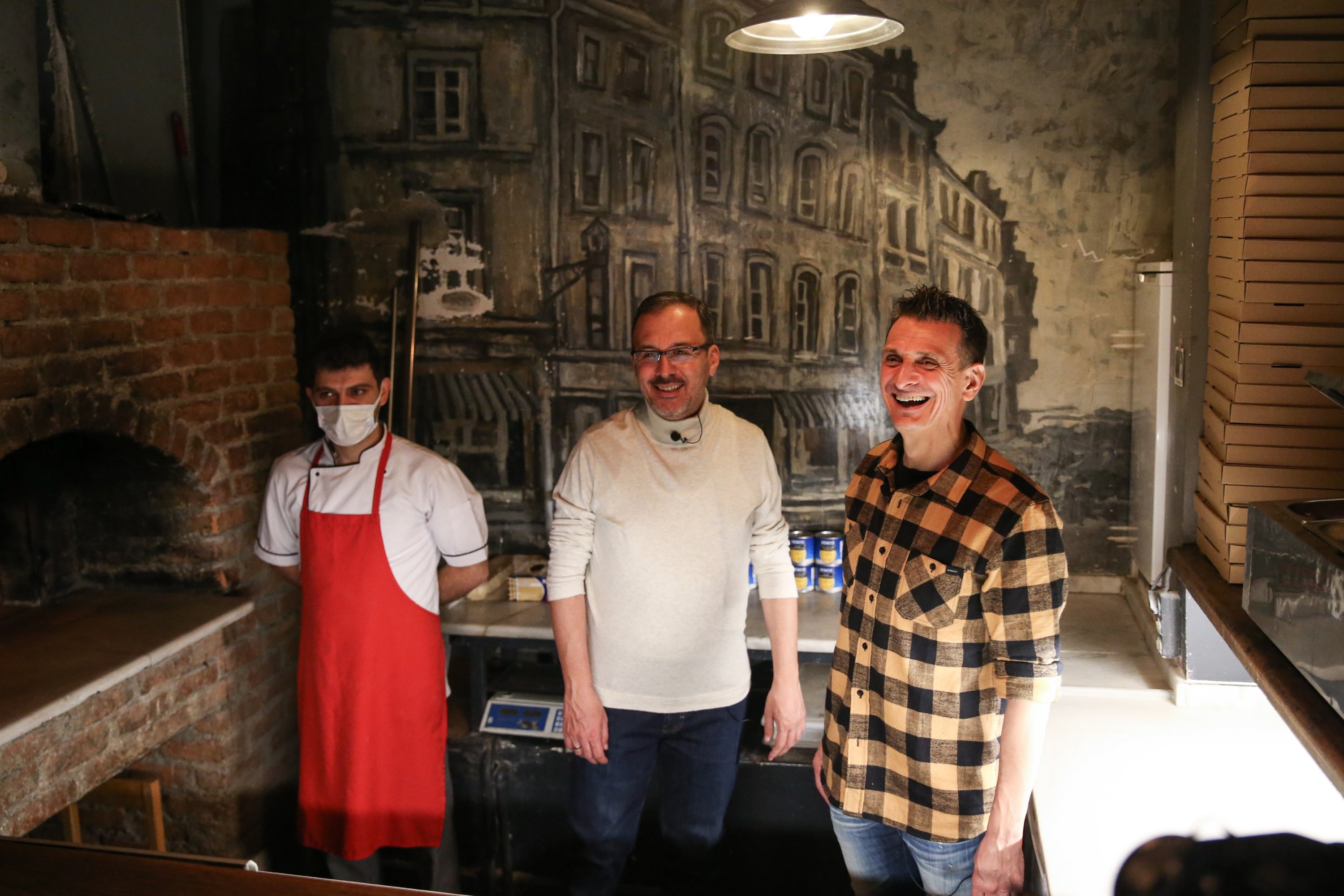 Menteri Muharrem Kasapoğlu (tengah) dan pelatih kepala Giovanni Guidetti berpose di dapur sebuah restoran Italia di Istanbul tempat keduanya membuat pizza bersama, Turki, 3 Januari 2022. (DHA Photo)