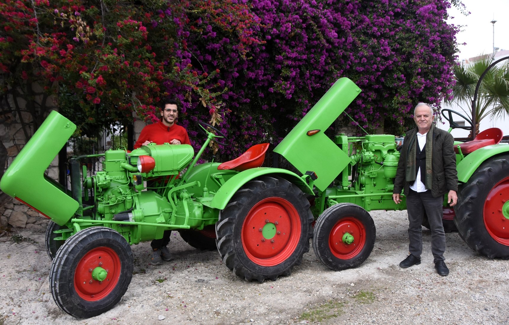 Tractores de la marca Fent Dieselros, totalmente restaurados y operativos desde 1952 y 1950, con el capó abierto, Antalya, sur de Turquía, 20 de diciembre de 2021. (Foto DHA)