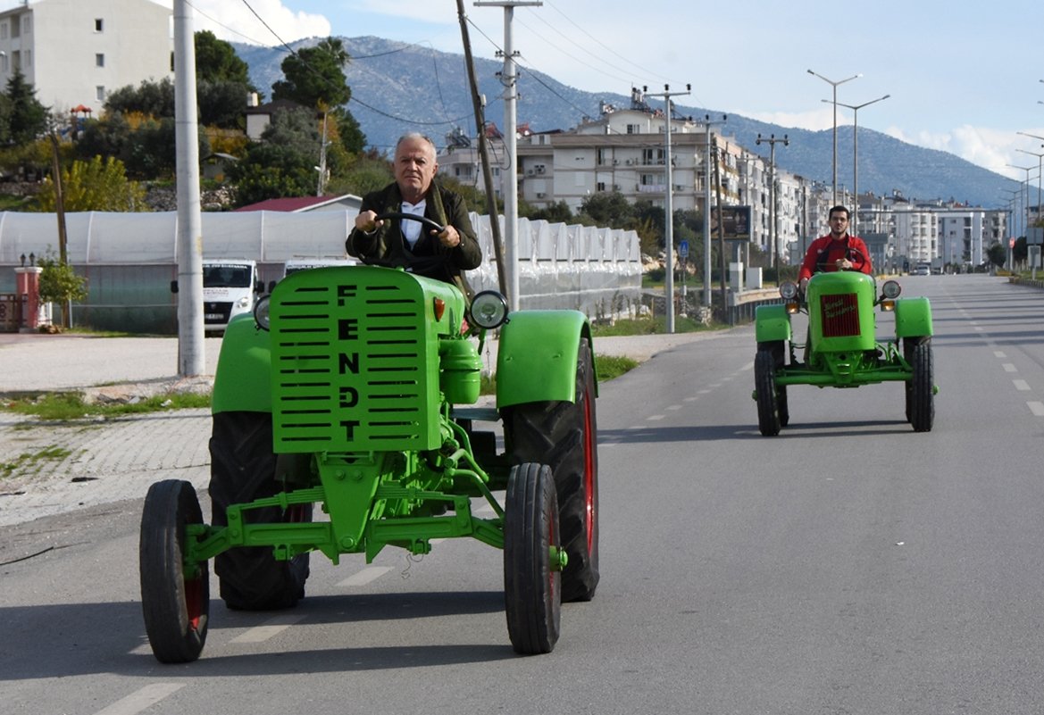 Charla en la ciudad: Mehmet Byraktaroklu y su hijo Hussein han estado restaurando y operando por completo tractores de la marca Fent Dieselros desde 1952 y 1950, Antalya, sur de Turquía, el 20 de diciembre de 2021 (foto de DHA).