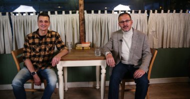 Youth and Sports Minister Mehmet Muharrem Kasapoğlu (R) and head coach of both VakıfBank women&#039;s volleyball team and Turkey&#039;s national women&#039;s volleyball team Giovanni Guidetti sit at a table at an Italian restaurant in Istanbul, Turkey, Jan. 3, 2022. (AA Photo)