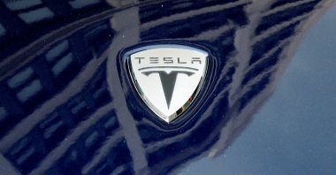 A logo of Tesla Motors on an electric car model is seen outside a showroom in New York, U.S., June 28, 2010. (Reuters Photo)