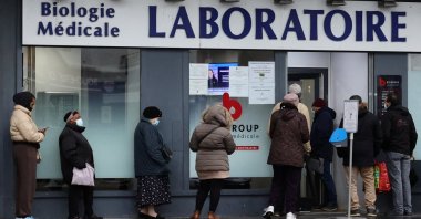People queue for COVID-19 tests in front of a laboratory amid the spread of the COVID-19 pandemic in Paris, France, Jan. 4, 2022. (Reuters Photo)